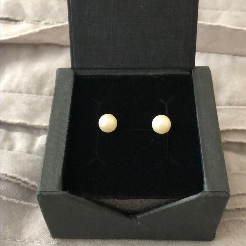 🔥HP🔥 Vintage Pearl earrings